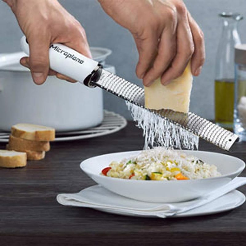 Microplane مبشرة بارميزان وزازة ليمون من سلسلة مايكروبلان الكلاسيكية الممتازة (رمادي) - Image 2